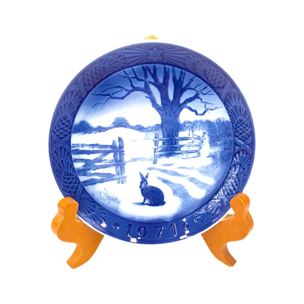 Vintage 1971 Royal‎ Copenhagen “HARE IN WINTER”Decorative Blue Plate Denmark.